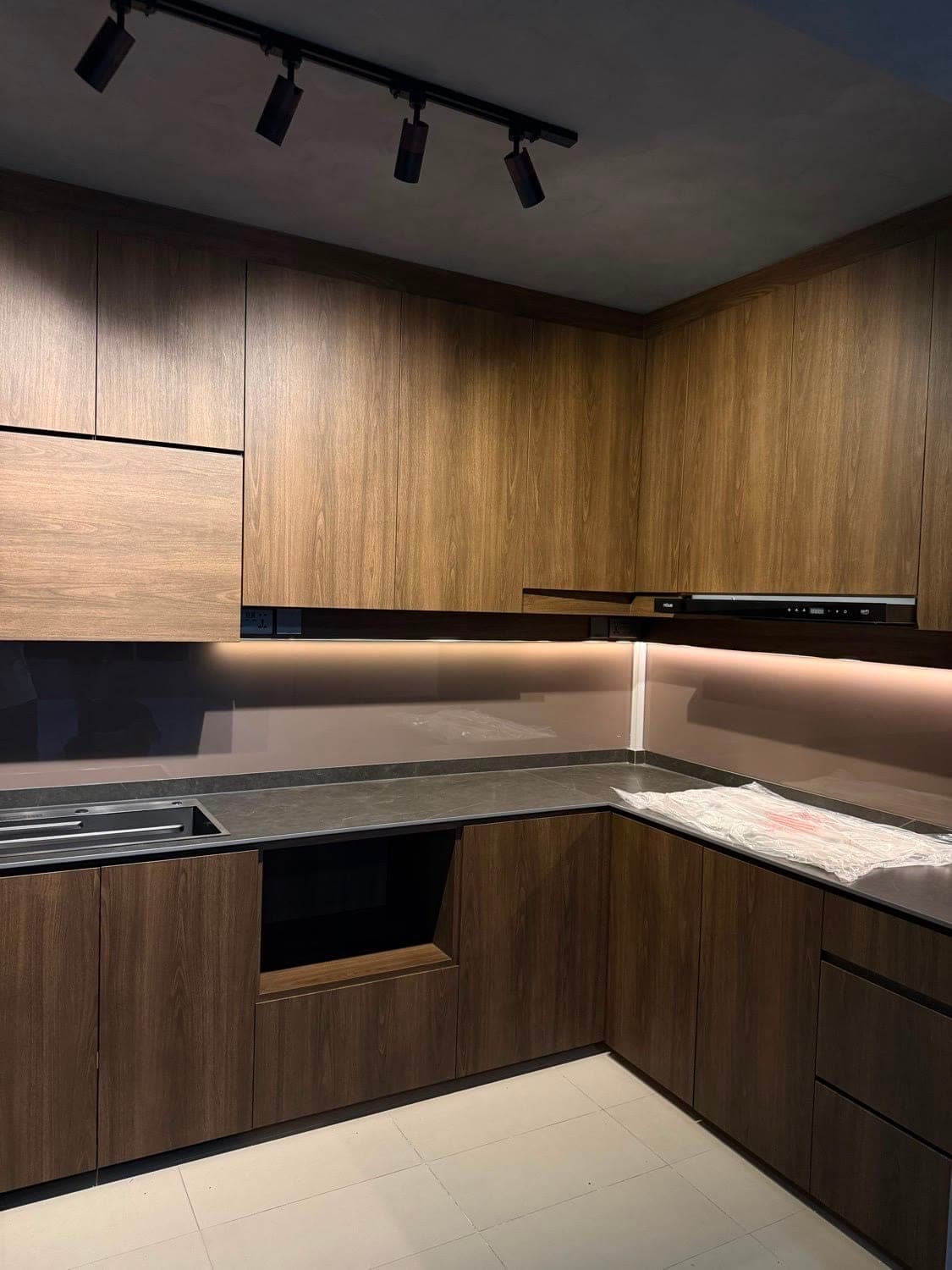 The kitchen wrapped in a walnut-look film