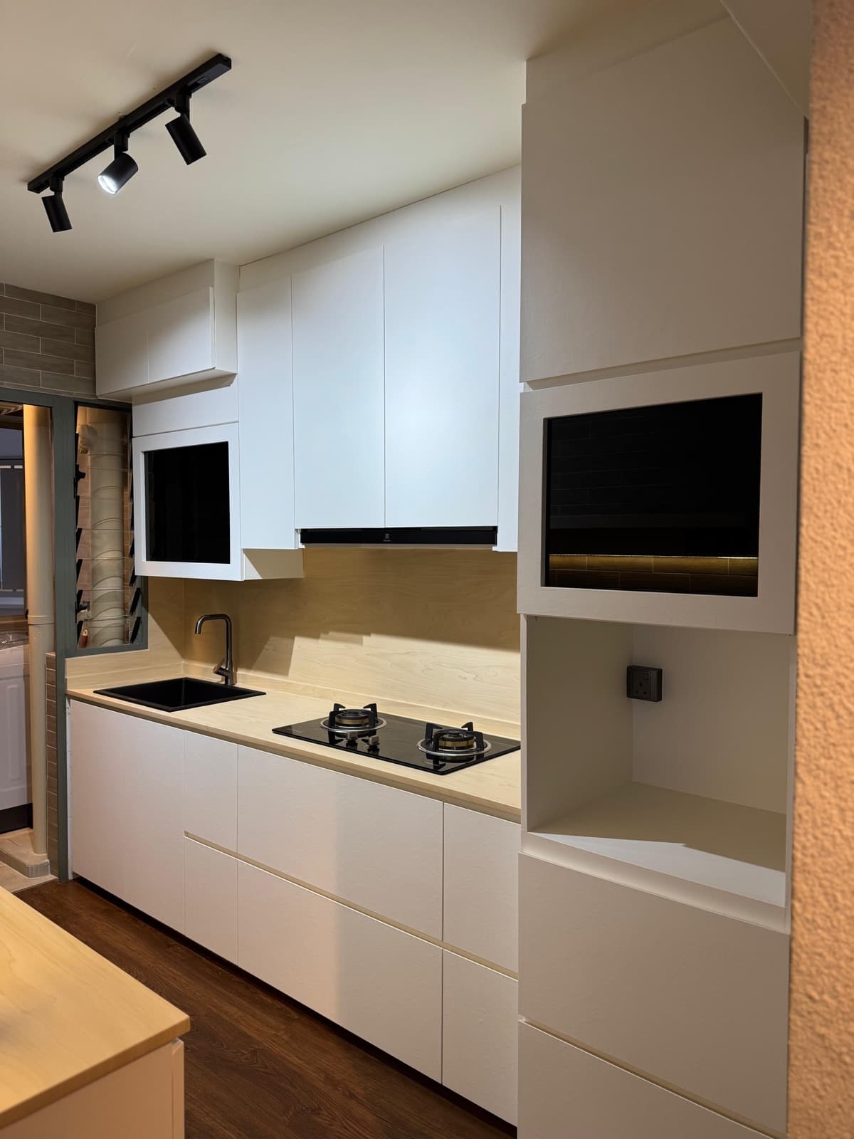 Complete kitchen in white with black-framed display nooks